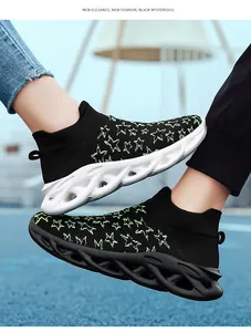 Vista dettagliata delle sneakers a calzino con stelle verdi e suole ammortizzate