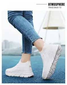 Gros plan de baskets en maille blanche respirante sans lacets avec semelle épaisse