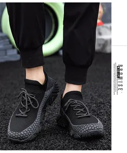 Dettaglio di sneaker in maglia nere con motivo a rombi grigi e suola spessa carrarmato