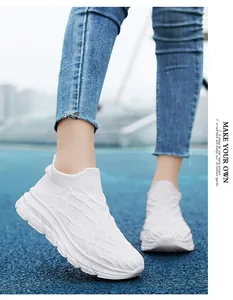Vue portée de baskets blanches en maille respirante avec semelles épaisses crantées