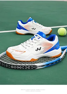 Lichtgewicht witte badmintonschoenen met blauwe accenten op een groen veld met rackets