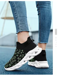 Dettaglio di sneaker in maglia con stelle verdi e suola spessa bianca traforata