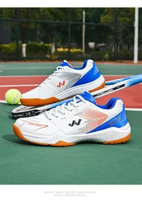 Detail van ademende witte badmintonschoenen met blauwe en oranje accenten op een baan