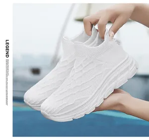 Détail d'une basket chaussette blanche en maille avec texture losange et semelle EVA
