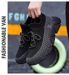 Dettaglio di sneakers in maglia nero e grigio con suole spesse in gomma antiscivolo