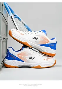 Gedetailleerd overzicht van ademende mesh sportschoenen met duurzame rubberen zool