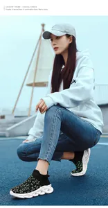 Dettaglio di sneaker a calzino nera con stelle verdi e spessa suola bianca chunky