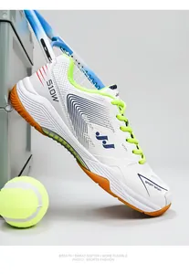 Detailweergave van witte tennisschoenen met neon veters en antislip rubberen buitenzolen