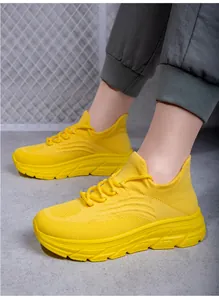 Detailaufnahme des gelben atmungsaktiven Strickoberteils von leichten Trekkingschuhen