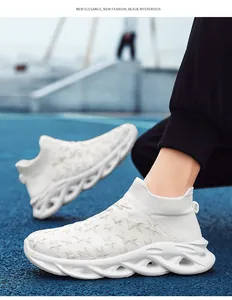 Dettaglio di sneaker in maglia bianca con motivo a stelle e suola ondulata