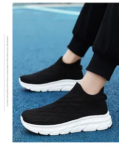 Détail de basket en maille noire respirante sans lacets sur une piste de course bleue