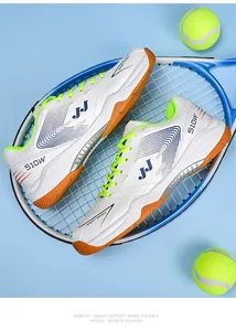 Bovenaanzicht van witte professionele badmintonschoenen met neongroene veters en gomzolen