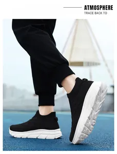 Détail des baskets en maille noire avec semelle blanche épaisse antidérapante