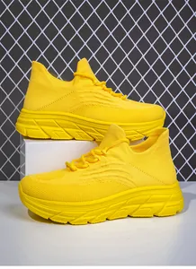 Nahaufnahme der gelben Strick-Wanderschuhe mit Wellenstruktur und atmungsaktivem Gewebe