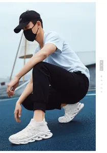 Dettaglio delle sneakers a calzino bianche in maglia con suole a intaglio e ricami a stella
