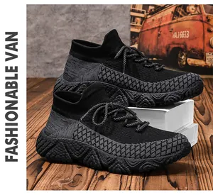 Dettaglio di scarpe in maglia nera con mesh traspirante e suola spessa in gomma antiscivolo