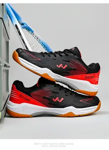 Detail van zaalschoenen met ademend rood mesh en antislip oranje natuurrubberen zool