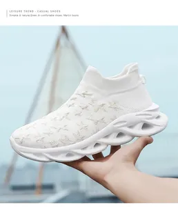 Dettaglio di sneaker in maglia bianca con stelle dorate e suola spessa traforata