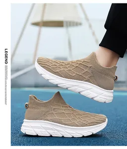 Gros plan de baskets en maille kaki sans lacets avec semelles blanches amortissantes