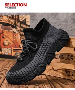Dettaglio di scarpe sportive da uomo in maglia con suole spesse su supporto di legno