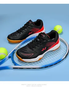 Detail van lichte badmintonschoenen met antislip rubberen zool en ademend mesh materiaal