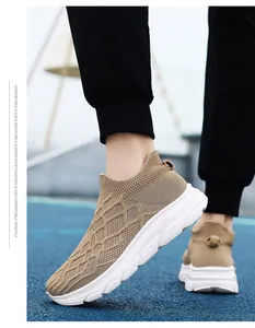 Vue détaillée des baskets en maille kaki respirantes à enfiler sur piste de sport