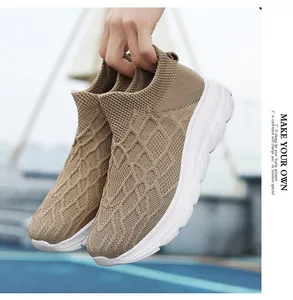 Détail de baskets en maille kaki montrant la semelle légère et le tissu respirant
