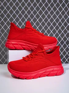 Detailansicht roter Wanderschuhe aus Mesh mit Wellenstruktur und dicker rutschfester MD-Sohle