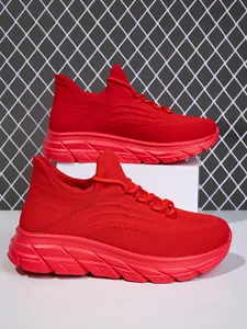 Detail der roten atmungsaktiven Strick-Sneaker mit strukturierter Masche und dicker Sohle