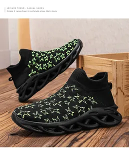 Dettaglio di scarpe sportive nere in maglia con stelle verdi e suola a lama distintiva
