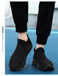 Détail de baskets chaussettes en mesh noir montrant le tissu respirant porté au pied