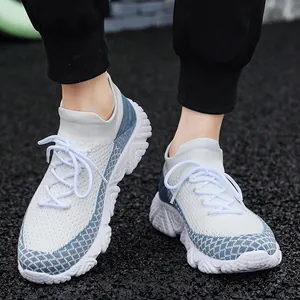 Sneakers in maglia traspirante bianca con motivo a rombi blu e suola spessa a onde
