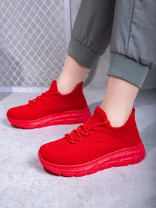 Rote atmungsaktive Wanderschuhe aus Strickmaterial mit leichter Dämpfungssohle