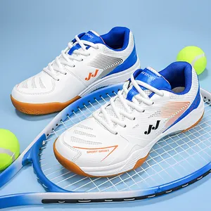 Lichtgewicht witte mesh tennisschoenen met blauwe accenten naast rackets en tennisballen
