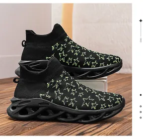 Dettaglio di sneaker in maglia nera con stelle verde neon e suola cava ondulata