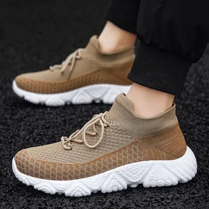 Sneakers in maglia marrone con suola bianca spessa ondulata e colletto elastico ai piedi