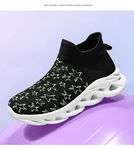 Dettaglio sneaker nera in maglia con stella verde neon su palla viola sportiva
