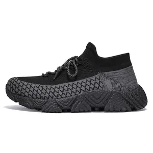 Sneakers casual in maglia nera e grigia con suola spessa in gomma e colletto a calzino
