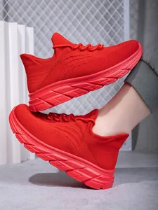 Detailansicht roter Strick-Wanderschuhe mit dicker, gedämpfter Schaumstoffsohle für Sport