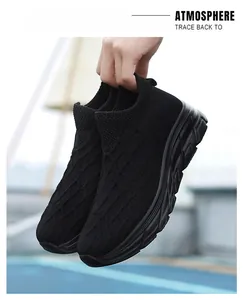 Gros plan sur la maille noire respirante et la semelle épaisse de ces baskets chaussettes