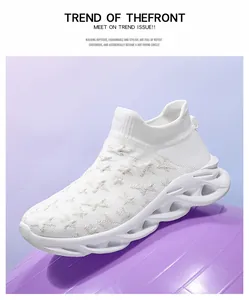 Dettaglio sneaker a calzino bianca in maglia con stelle e suola spessa cava