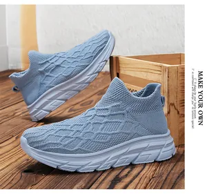 Détail de la basket en maille respirante bleu clair sur parquet en bois