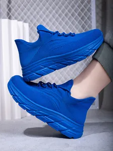 Detailansicht der royalblauen Wanderschuhe mit dicker rutschfester Sohle und atmungsaktivem Mesh