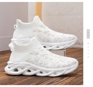 Dettaglio scarpe sportive in maglia bianca con stelle e suole spesse a onde