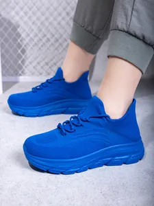 Detailansicht der atmungsaktiven blauen Strickschuhe mit dicker gepolsterter Sohle
