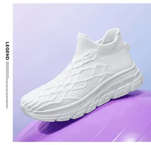 Détails latéraux de baskets en maille respirante blanche sur un support violet