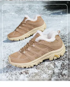 Detail von khakifarbenen Winter-Wanderschuhen mit Pelzfutter und rutschfester Sohle