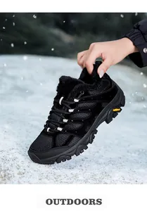 Detail eines Outdoor-Schuhs mit warmem Pelzfutter vor verschneitem Hintergrund