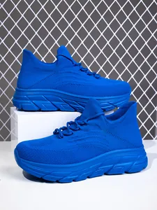 Detail der blauen atmungsaktiven Mesh-Wanderschuhe mit Wellenstruktur und dicker Sohle