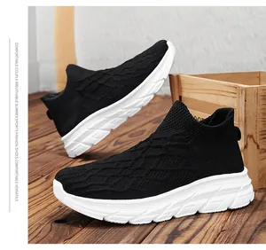 Gros plan de baskets en maille respirante noire sans lacets sur fond de bois naturel